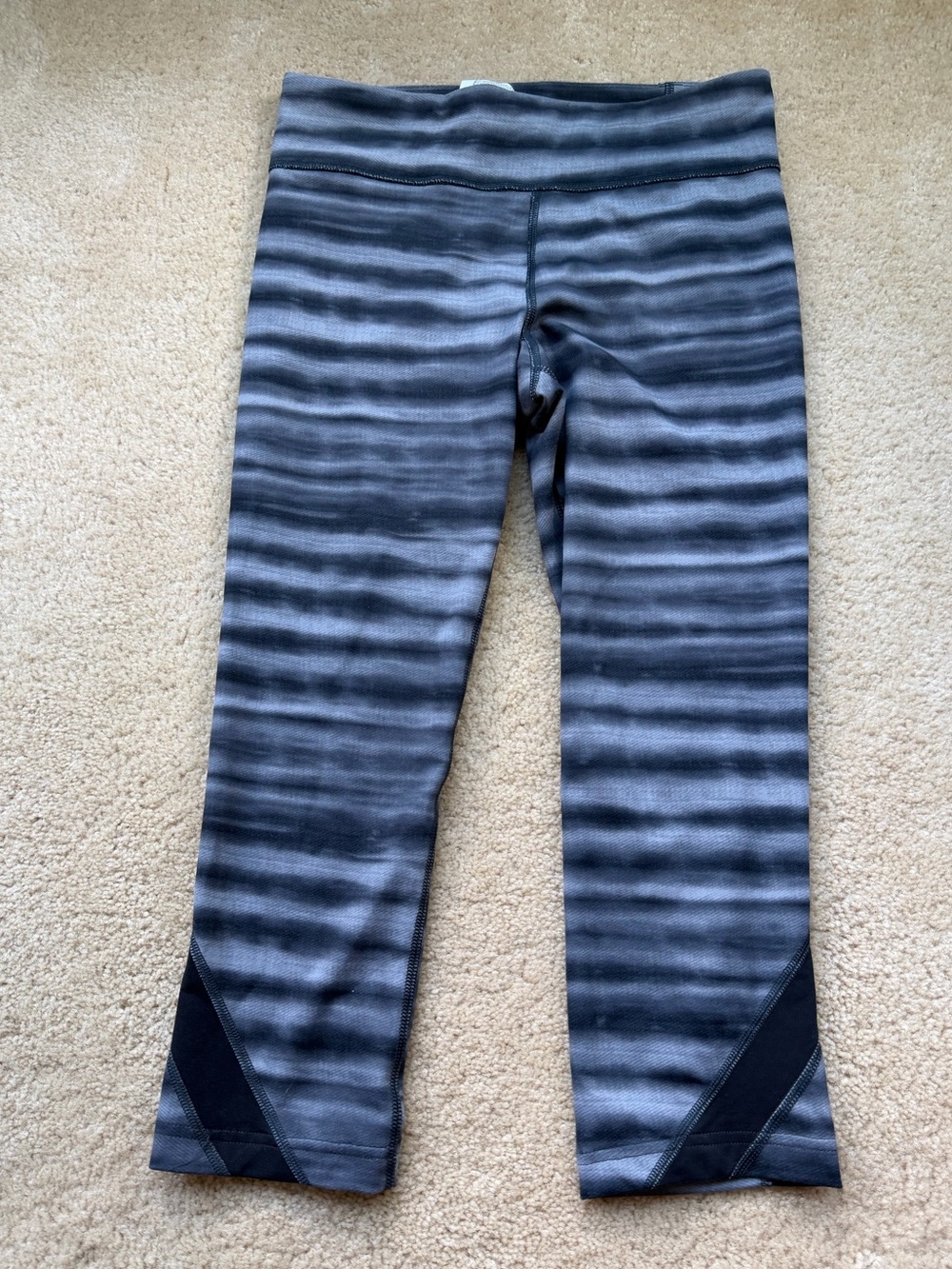 Under Armour Women’s Black & Gray Striped Capri Leggings - Size S - Stretch